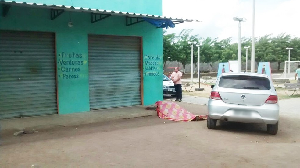Crime aconteceu no inÃ­cio da manhÃ£, em frente a um mercadinho (Foto: PM/DivulgaÃ§Ã£o)