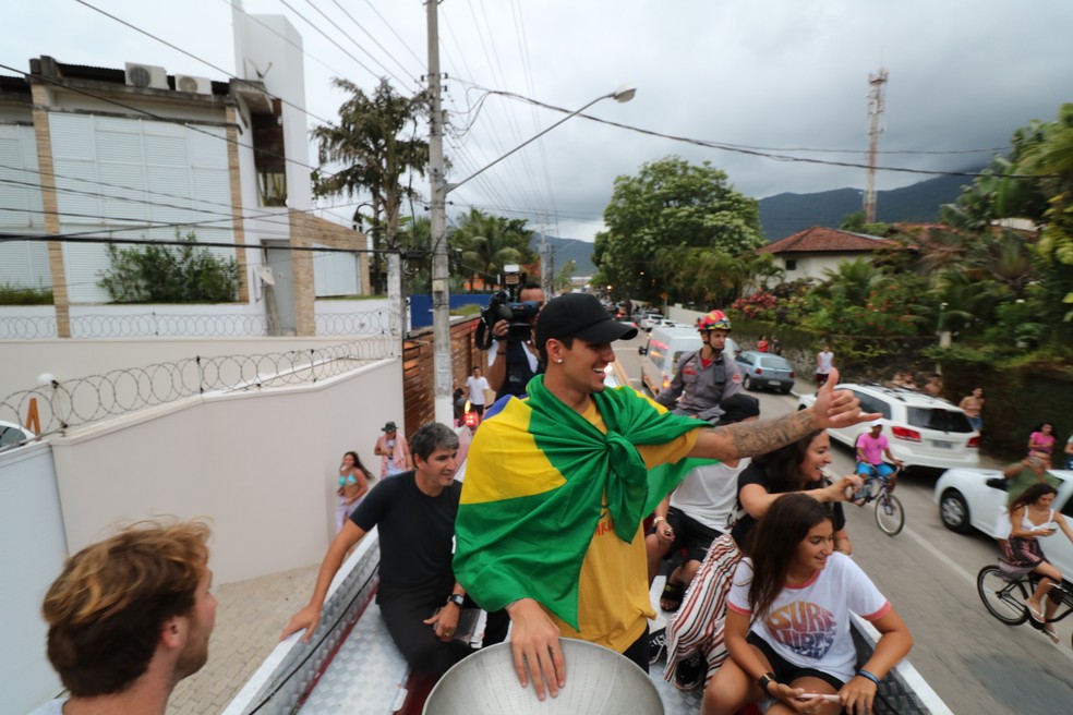 Gabriel Medina desfila pela avenida da praia de Maresias — Foto: Danilo Sardinha