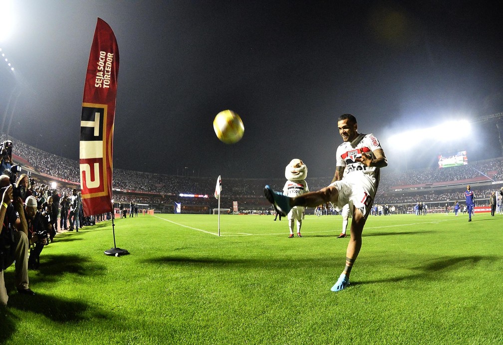 Diante de 40 mil torcedores, Daniel Alves Ã© apresentado no SÃ£o Paulo â€” Foto: Marcos RIbolli