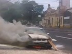 Carro pega fogo em frente à estação em Piracicaba, e ninguém fica ferido