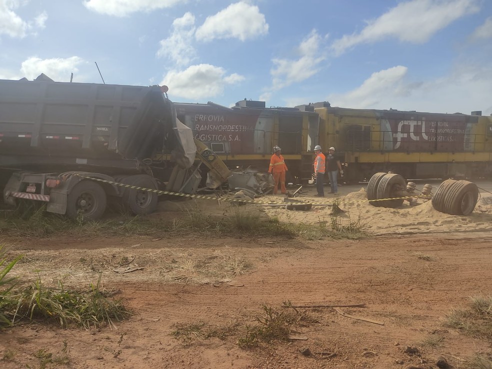 Maquinista morre após colisão entre trem e caminhão — Foto: Ângela Bispo/TV Clube
