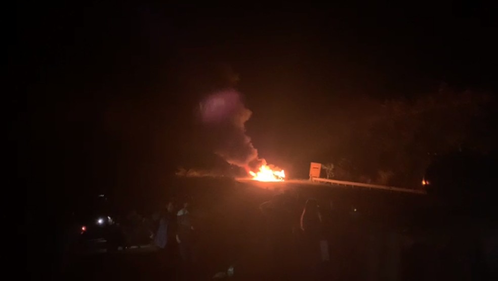 Carro pegou fogo após colidir de frente em ônibus na BR-364 — Foto: Carolina Brazil/Rede Amazônica