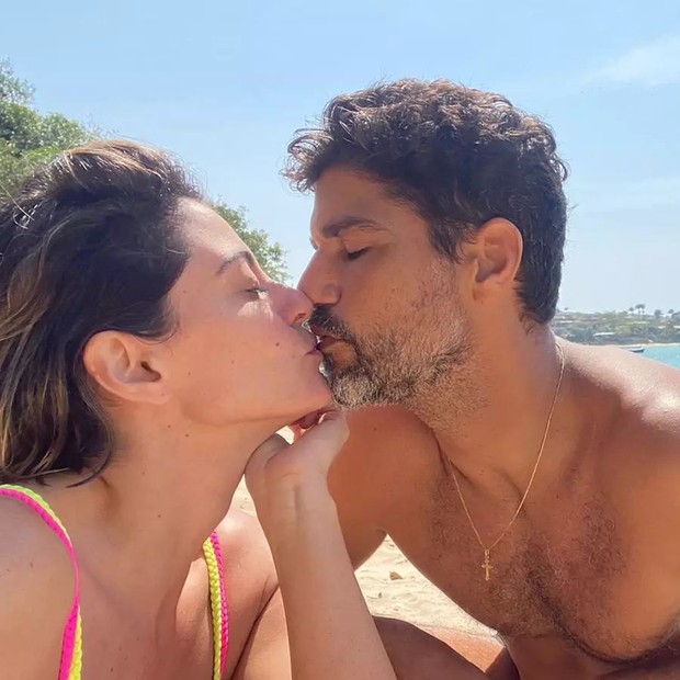 Carol Castro e Bruno Cabrerizo trocam beijos em praia de Búzios (Foto: Reprodução/Instagram)