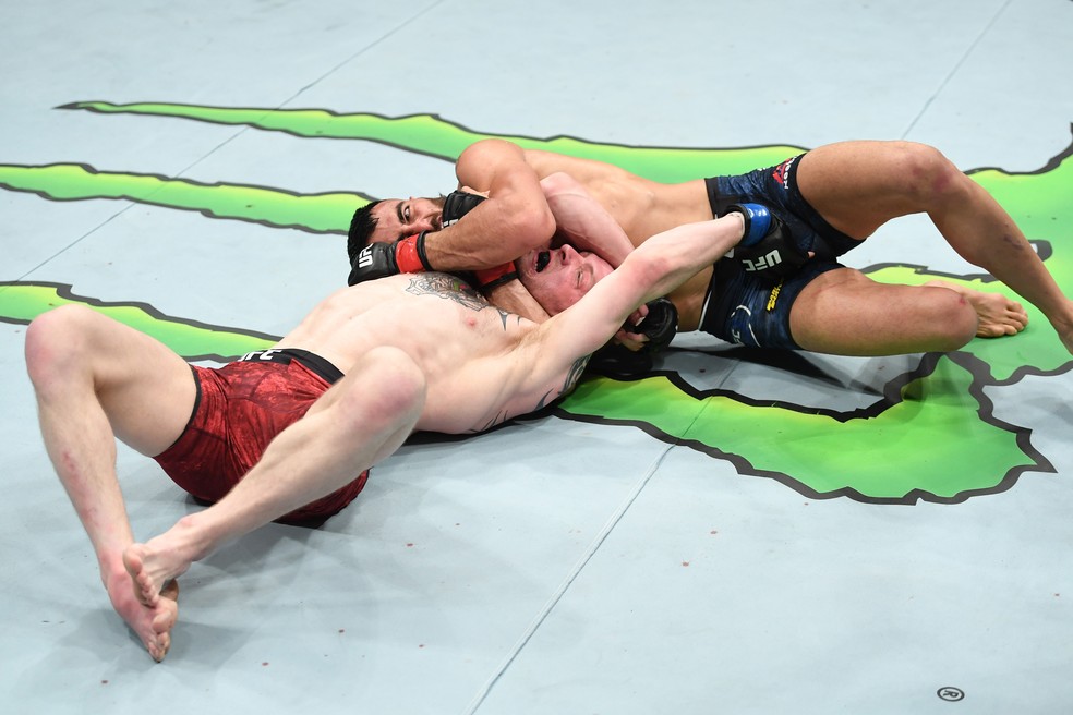 Makwan Amirkhani finaliza Chris Fishgold com um triÃ¢ngulo de mÃ£o no UFC Estocolmo â?? Foto: Getty Images