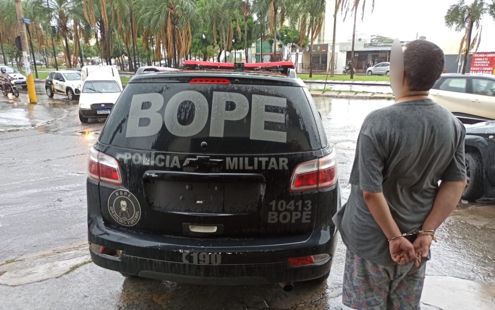 Suspeito de esfaquear mulher e fugir com as filhas pequenas do casal, em Goiânia — Foto: Bope/Divulgação