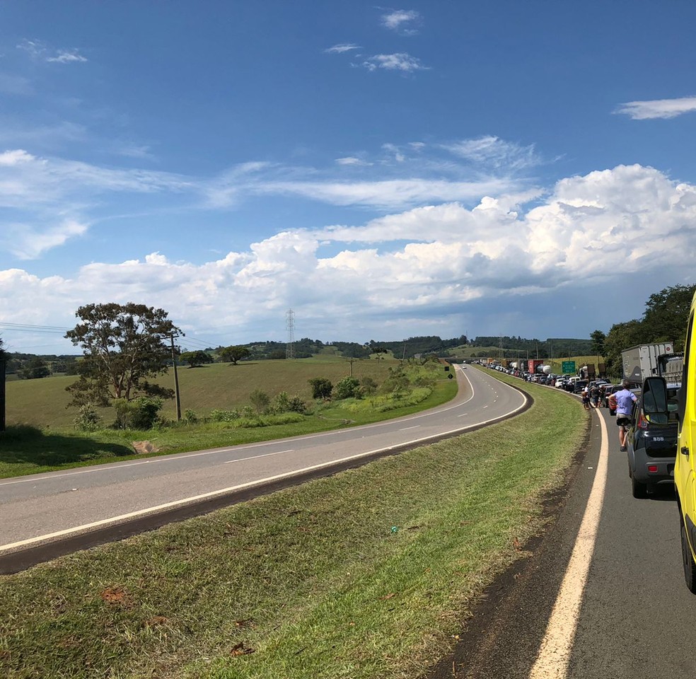 Caminhão tomba e causa lentidão em Rodovia de Itapetininga  — Foto: Max Richter/ TV TEM 