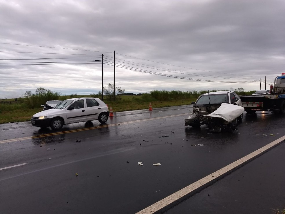 Acidente envolveu quatro veículos e quatro pessoas ficaram feridas (Foto: Corpo de Bombeiros / Divulgação )