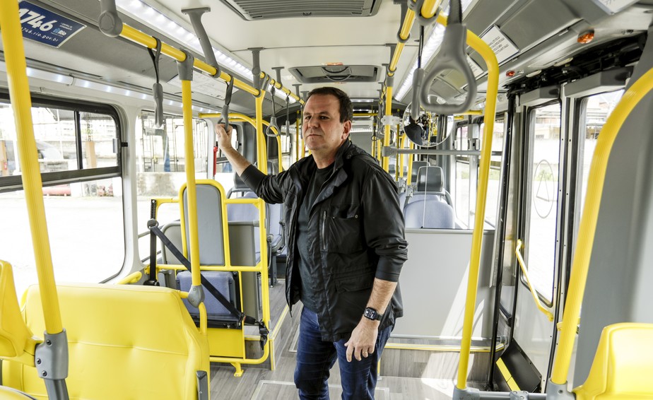 O prefeito Eduardo Paes em novo modelo do ônibus BRT