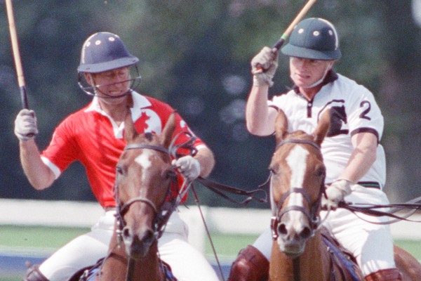O Príncipe Charles (de camisa vermelha) em partida de polo contra James Hewitt, em foto de julho de 1991 (Foto: Getty Images)
