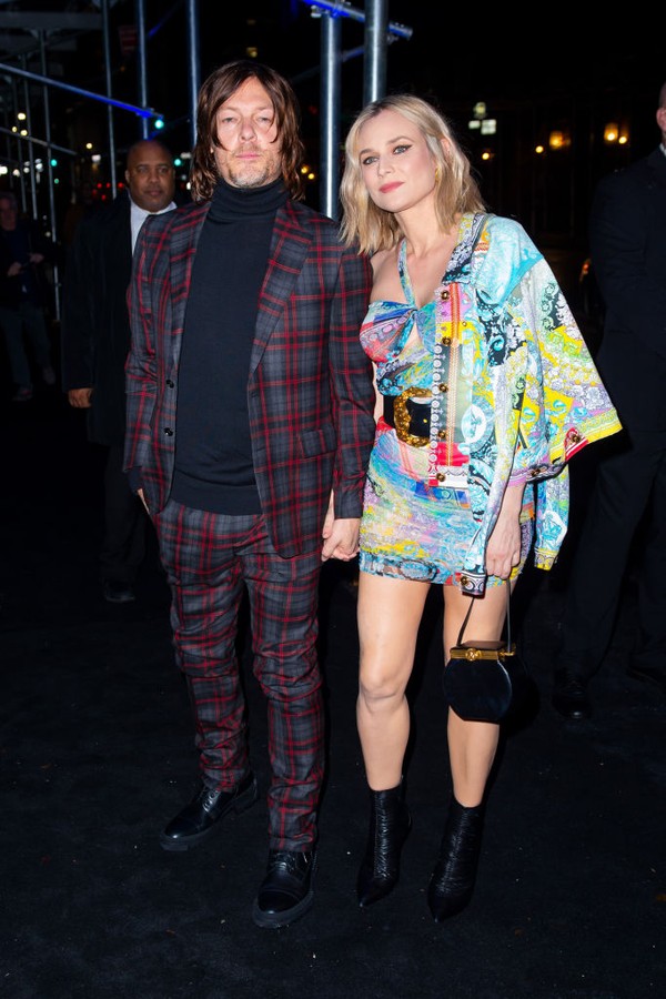 NEW YORK, NEW YORK - DECEMBER 02: Norman Reedus (L) and Diane Kruger attend the Versace Pre-Fall 2019 Runway Show at the American Stock Exchange in the Financial District on December 02, 2018 in New York City. (Photo by Gotham/GC Images) (Foto: GC Images)