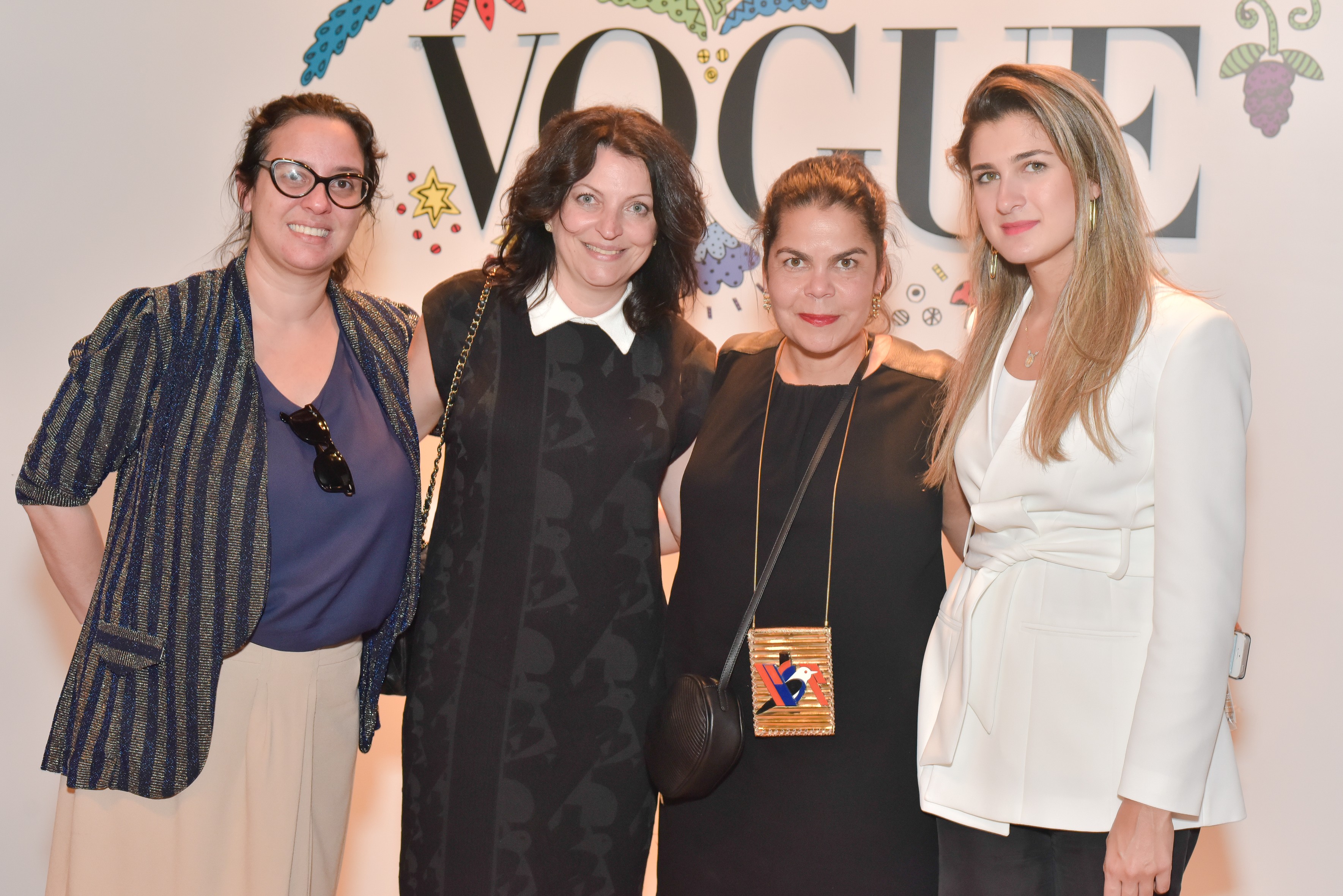 Team Vogue posa com Gina Guerra, da GIG Couture: Silvia Rogar, Daniela Falcão e Barbara Migliori (Foto: Cleiby Trevisan)