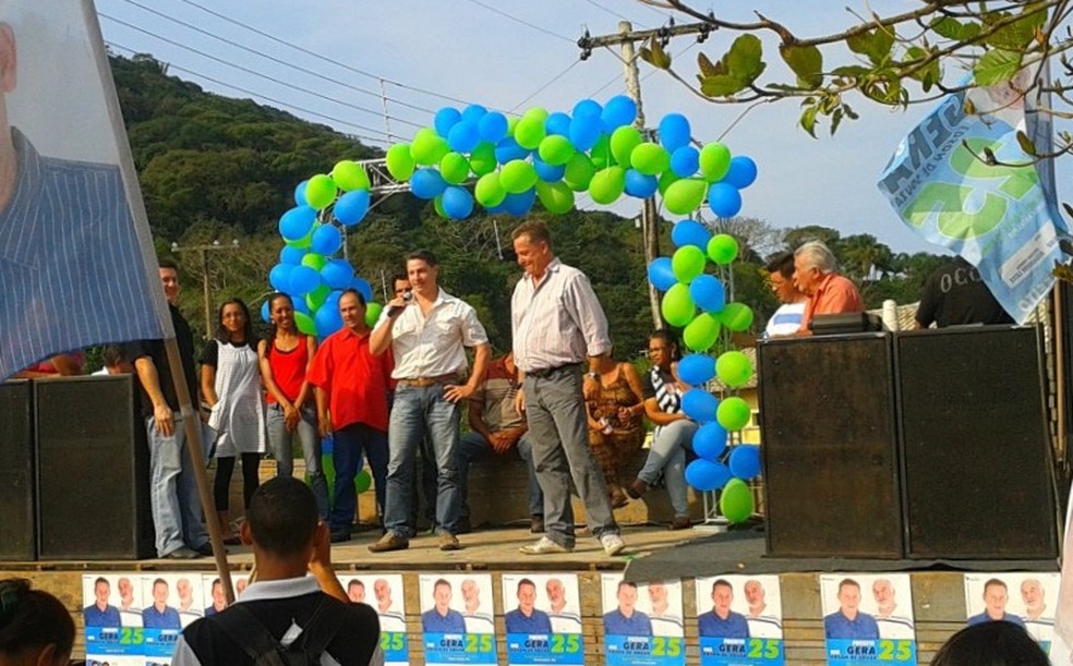 Ex-prefeito Geraldo Filho e ex-procurador Cesar Lima em palanque eleitoral em Cananéia, SP (Foto: G1 Santos)