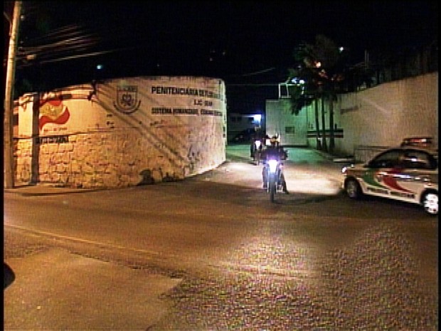 Policiais cercam a penitenciária após motim (Foto: Reprodução RBS TV)