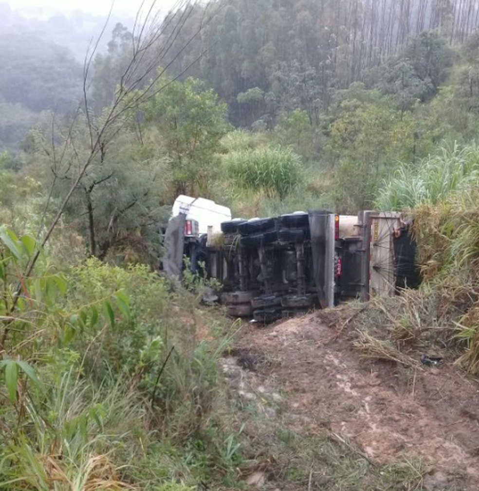 Motorista da carreta tentou desviar de carro e caiu com o veículo em ribanceira, diz Samu (Foto: Samu/Divulgação)