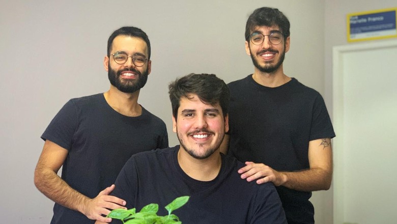 Os três fundadores da startup brasileira: Rodrigo Farina, ao centro, Juan Correa, à esquerda, e Bruno Arouca, à direita (Foto: Divulgação/Brota)