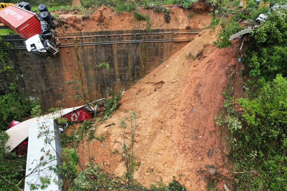 Imagem aérea mostra deslizamento de terra na BR-376, próximo à divisa entre Paraná e Santa Catarina — Foto: Adryel Pabst/Prefeitura de Garuva