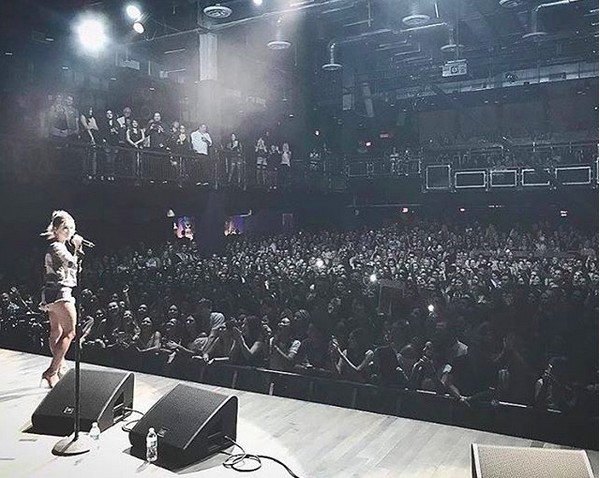 A cantora Jessie James Decker durante um show (Foto: Instagram)