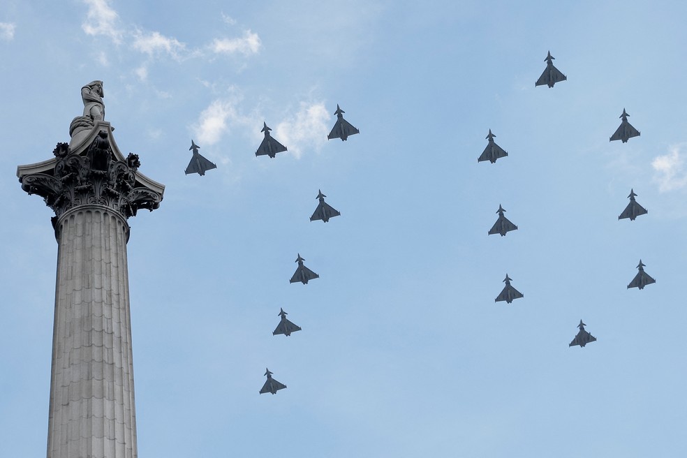 Aeronaves militares britânicas foram o número 70 no céu, durante abertura do Jubileu de Platino da rainha, em 2 de junho de 2022. — Foto: Reuters