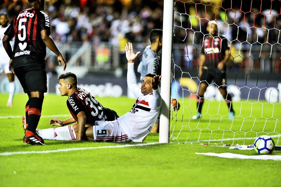 São Paulo, de Diego Souza, está em quedra brusca no Campeonato Brasileiro — Foto: Marcos Ribolli