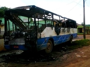 Ônibus foi incendiado na madrugada de sábado (17) (Foto: Agerson Vasconcelos)