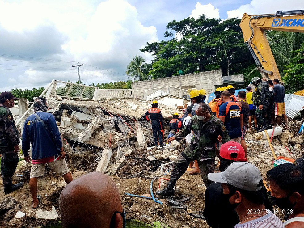 Equipes de resgate buscam por sobreviventes sob escombros de casa danificada por tremor na cidade de Cataingan, nas Filipinas — Foto:  Cortesia de Javee Vallecer / AFP