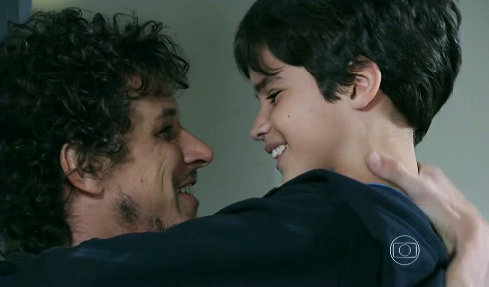 Elivaldo (Rafael Losso) recebe o carinho de Victor (Adriano Alves) ao chegar na audiência - 'Império' — Foto: Globo