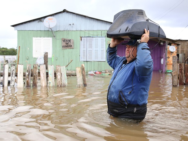 Famílias sofrem com a chuva que completa duas semanas e atinge a Vila Rica, em Gravataí (Foto: PEDRO H. TESCH/ELEVEN/ESTADÃO CONTEÚDO)