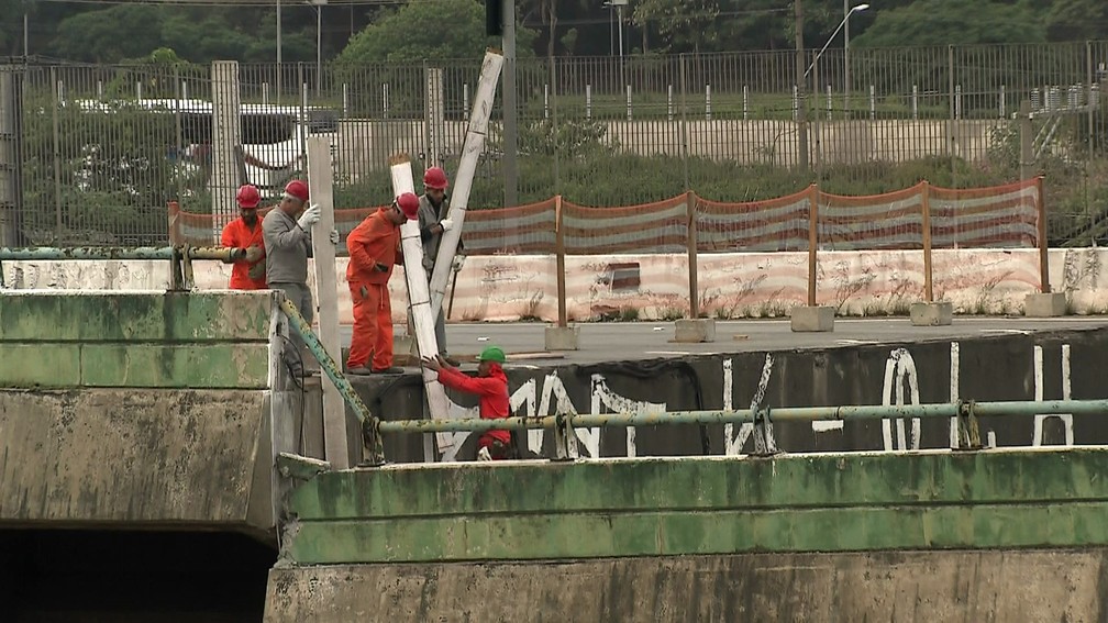 Degrau do viaduto da Marginal Pinheiros que cedeu é pichado — Foto: TV Globo?Reprodução
