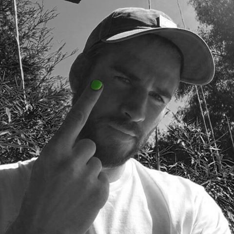 Liam Hemsworth em apoio à Polished Man (Foto: Reprodução/Instagram)