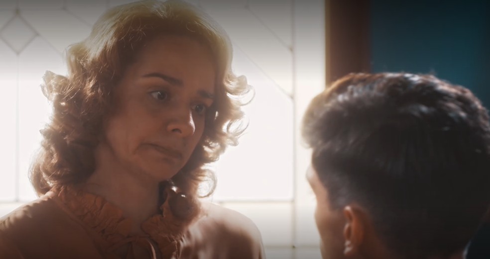 Em Amor Perfeito, Elza (Raquel Karro) fica na mira de Fabiano (Pedro Sol) — Foto: TV Globo