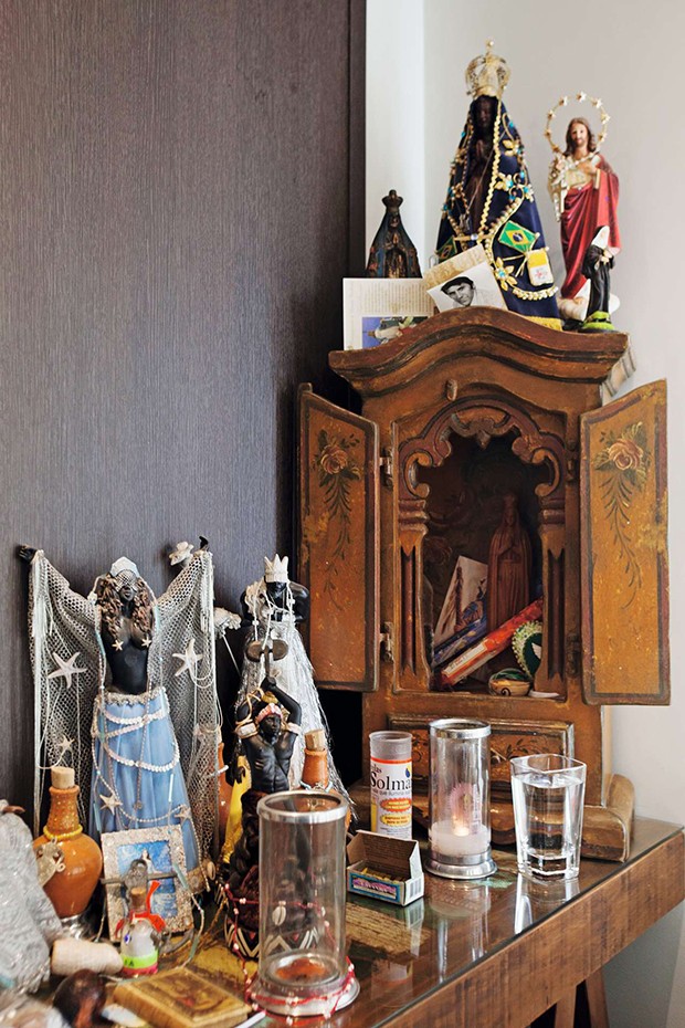  O altar de Henri reúne velas e imagens de santos e orixás da Umbanda  (Foto:  O altar de Henri reúne velas e imagens de santos e orixás da Umbanda )