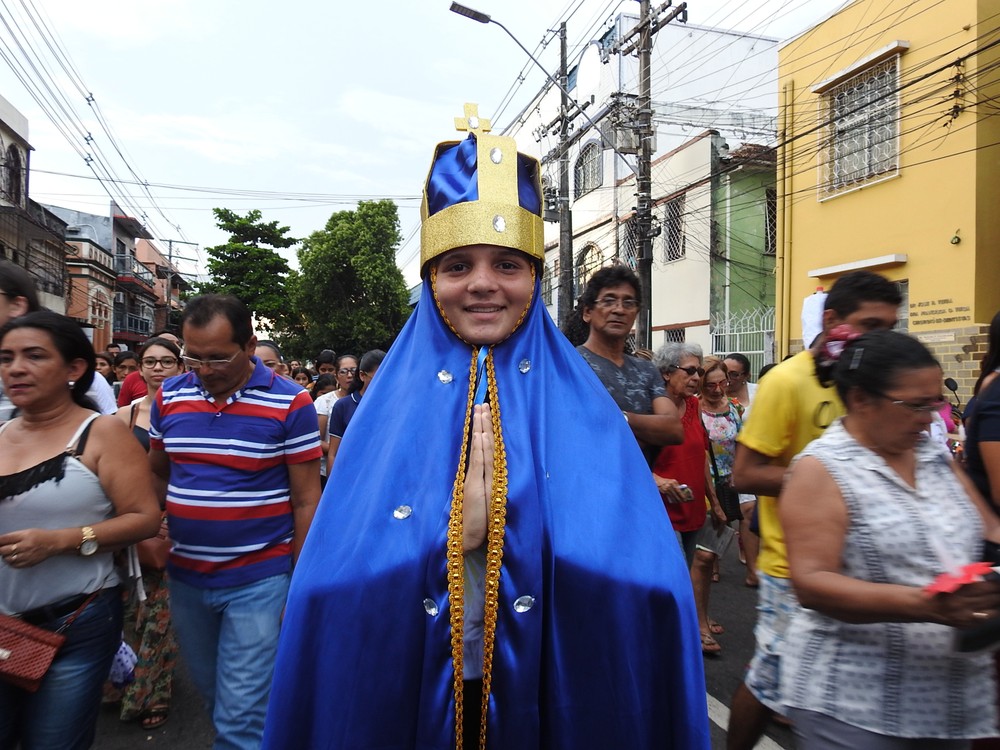 Alexsandra dos Snatos, de 15 anos, foi vestida de Nossa Senhora em agardecimento ao sonho realizado (Foto: Ive Rylo/ G1 AM)