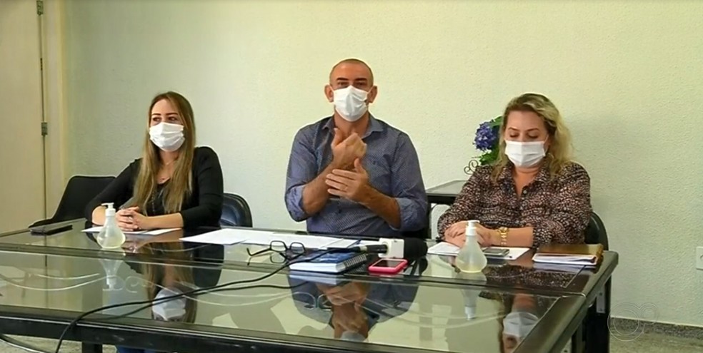 Coletiva em que o prefeito determinou novas regras no com&eacute;rcio de Santa F&eacute; do Sul &mdash; Foto: Reprodu&ccedil;&atilde;o/TV TEM