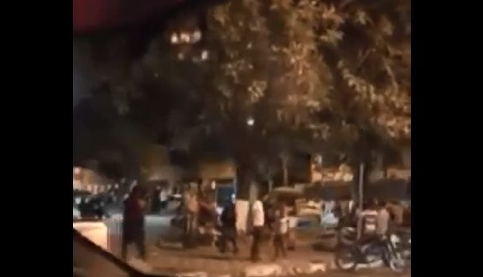 Moradores ignoram as medidas de prevenção ao coronavírus e se aglomeram em praça de Pirajuí  — Foto: Arquivo pessoal 