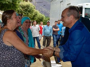 O governador Paulo Hartung assinou a ordem de serviço da construção da barragem (Foto: Leonardo Duarte/ Secom-ES)