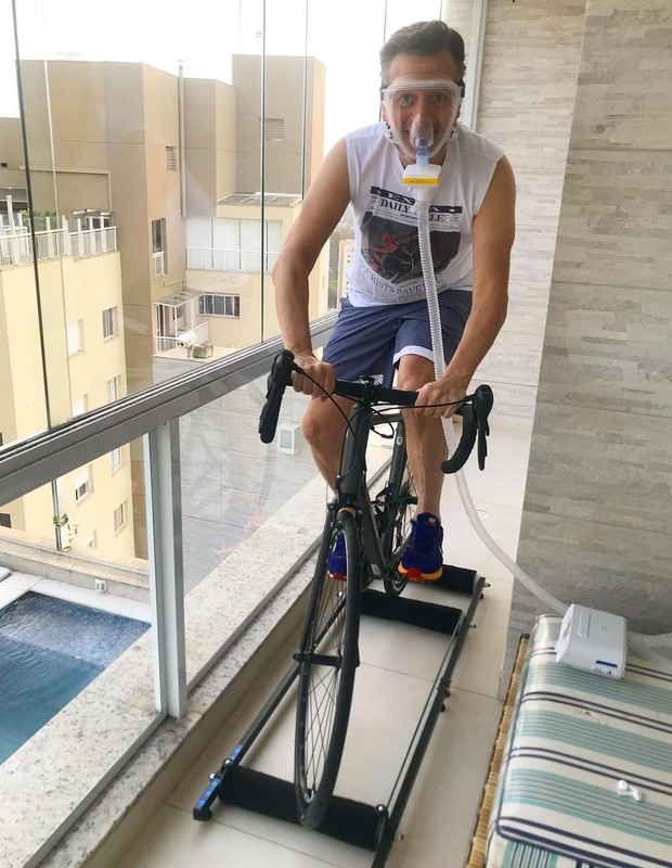 Celso Zucatelli faz fisioterapia respiratória (Foto: Reprodução/Instagram)