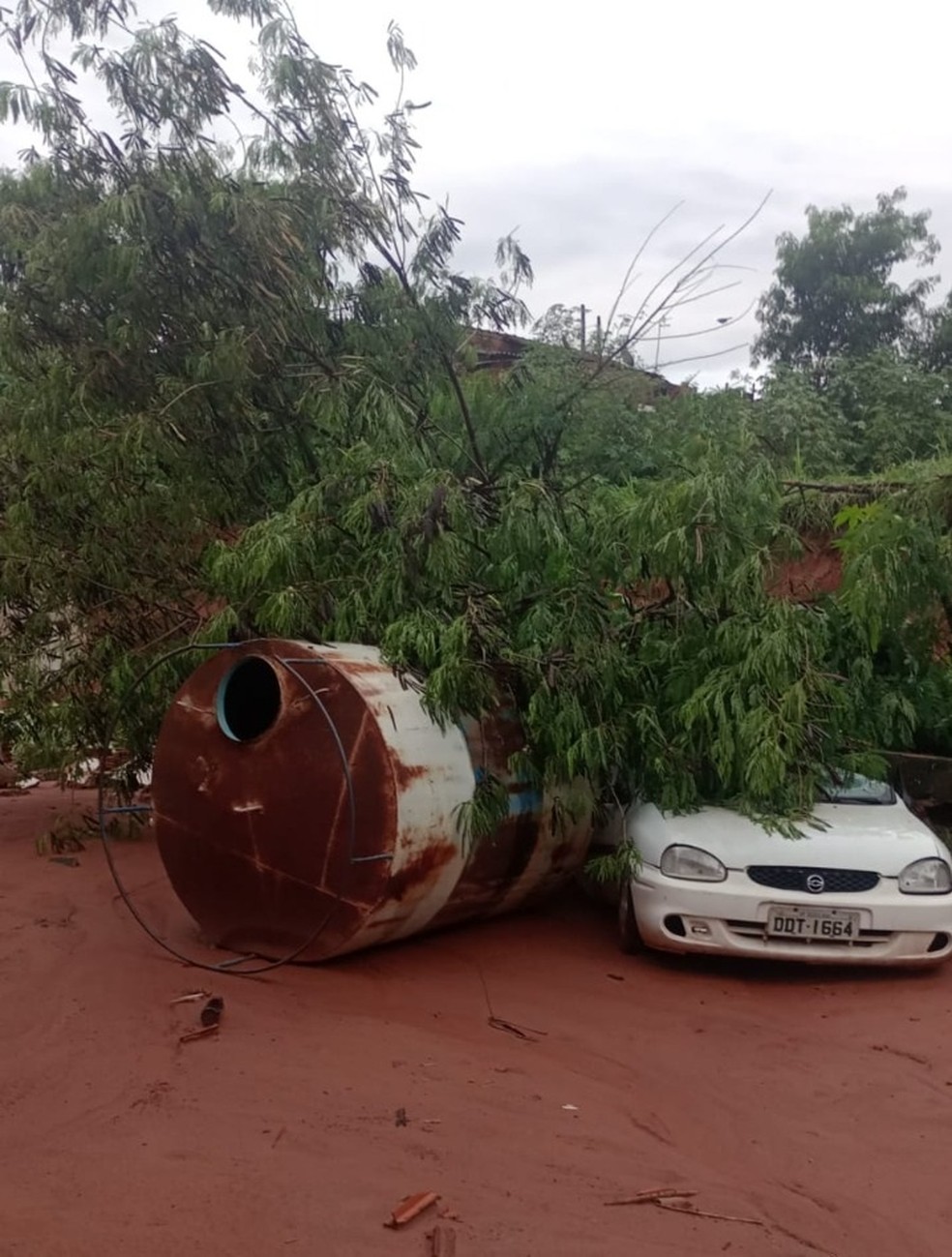 Entre os estragos provocados pela tempestade em Bauru (SP) está a queda de uma caixa d'água — Foto: Arquivo pessoal