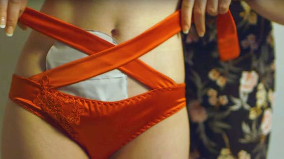 Lingerie se adapta ao corpo da mulher com ileostomia ou colostomia  (Foto: Jasmine Stacey/BBC )