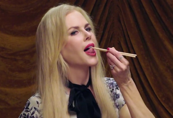 A atriz Nicole Kidman durante sua degustação de insetos (Foto: YouTube)