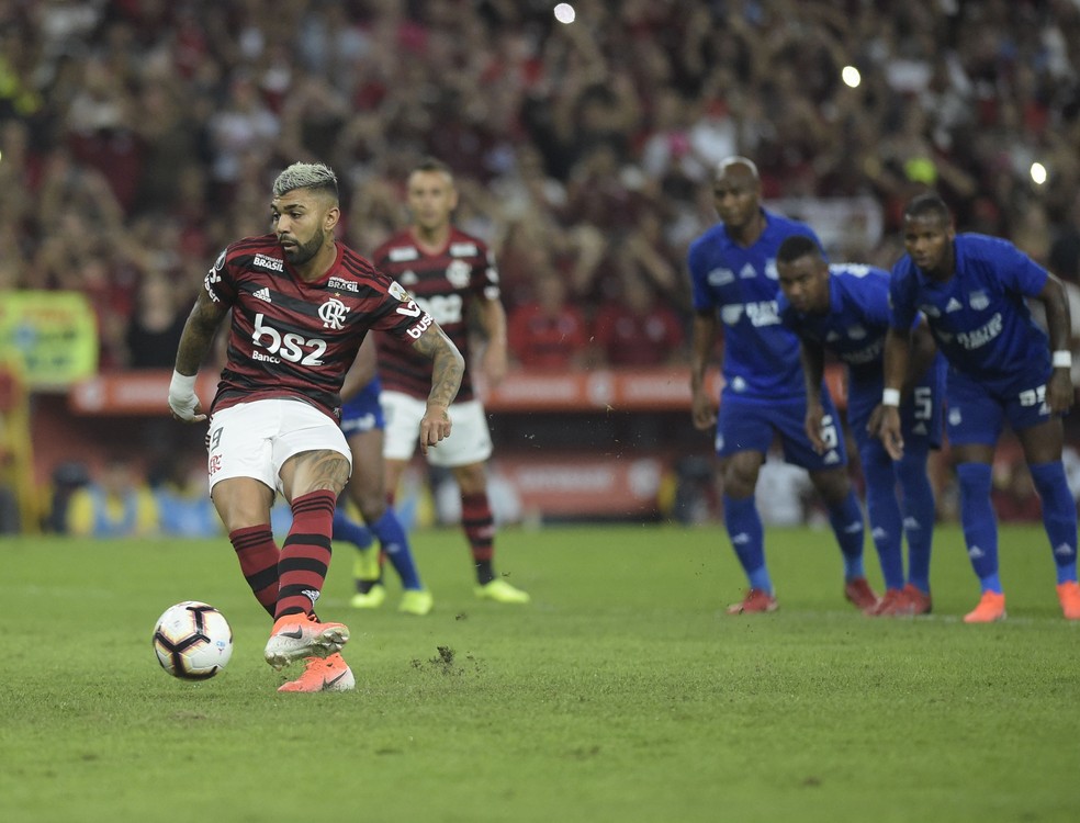 Gabigol cobra pênalti contra o Emelec em 2019. Eficiência também em 2020 — Foto: André Durão / GloboEsporte.com