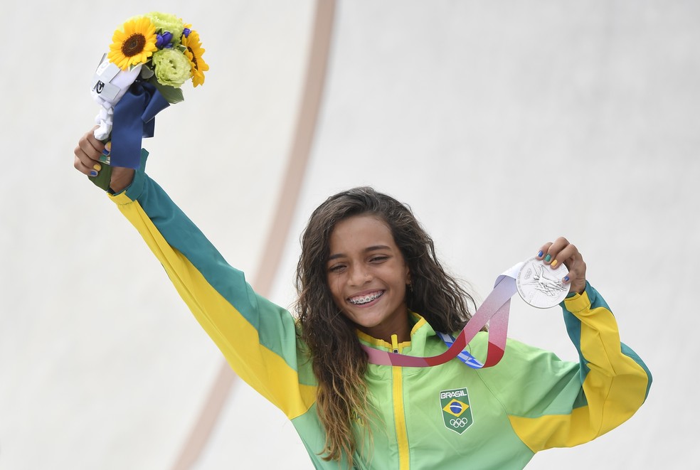 Rayssa Leal mostra a medalha de prata que conquistou no skate street feminino nas Olimpíadas de Tóquio — Foto: Toby Melville/Reuters