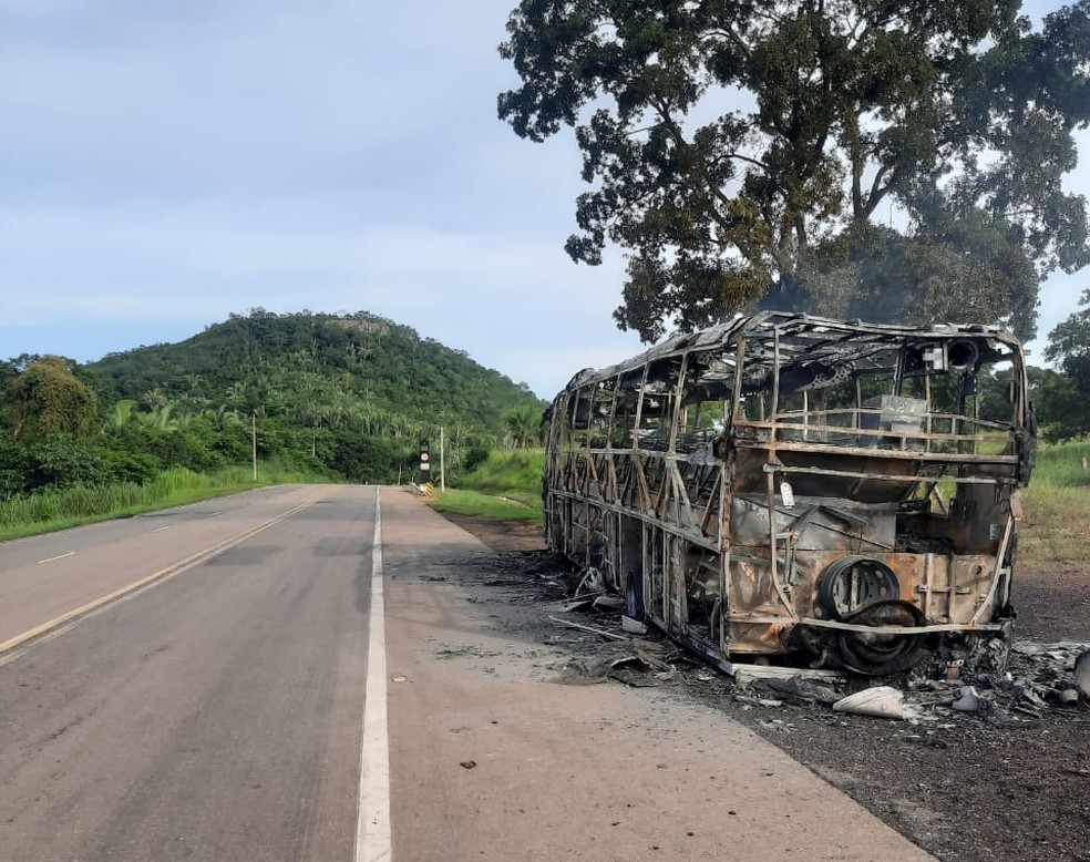 Ônibus foi destruído pelo fogo — Foto: Morro da Mesa