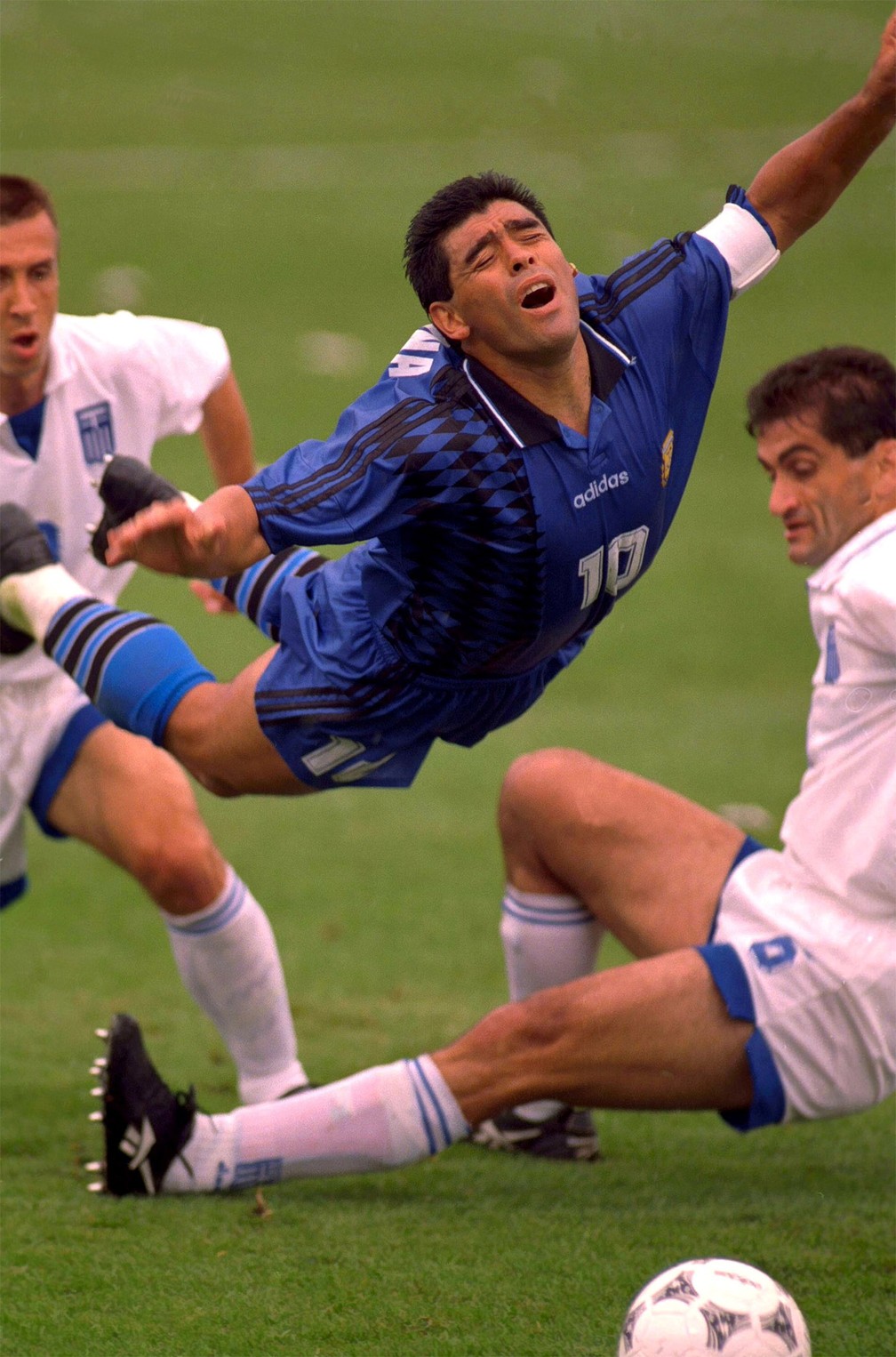 Maradona salta dramaticamente após bola dividida em partida entre Argentina e Grécia na Copa do Mundo dos EUA, em Boston, em junho de 1994 — Foto: Tony Henshaw/Action Images via Reuters/Arquivo