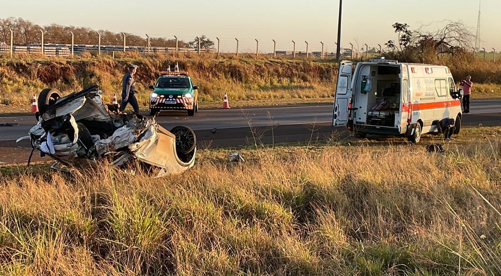Acidente entre carros mata três pessoas na SP-257 em Américo Brasiliense — Foto:  Gabriela Martins/acidade on