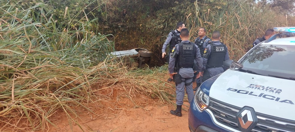 Veículo da vítima foi encontrado em córrego seco em Cuiabá — Foto: Polícia Militar