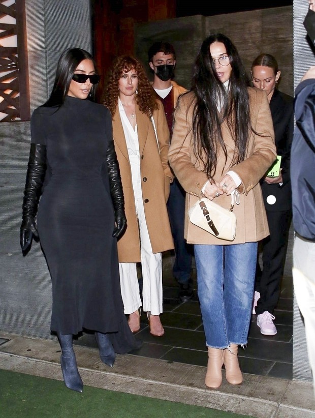 Kim Kardashian e Demi Moore após jantar em Los Angeles (Foto: The Grosby Group)