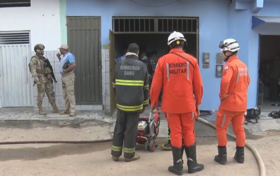 Corpo de Bombeiros foi acionado para debelar as chamas do imóvel — Foto: Reprodução/TV Santa Cruz