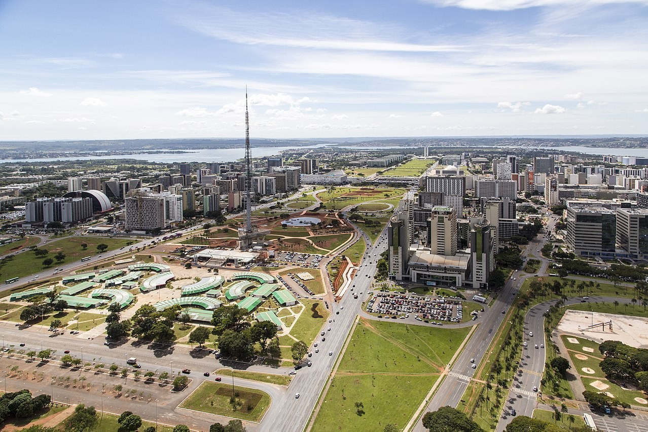 Eixo Monumental, em Brasília - DF (Foto: Wikimedia Commons)