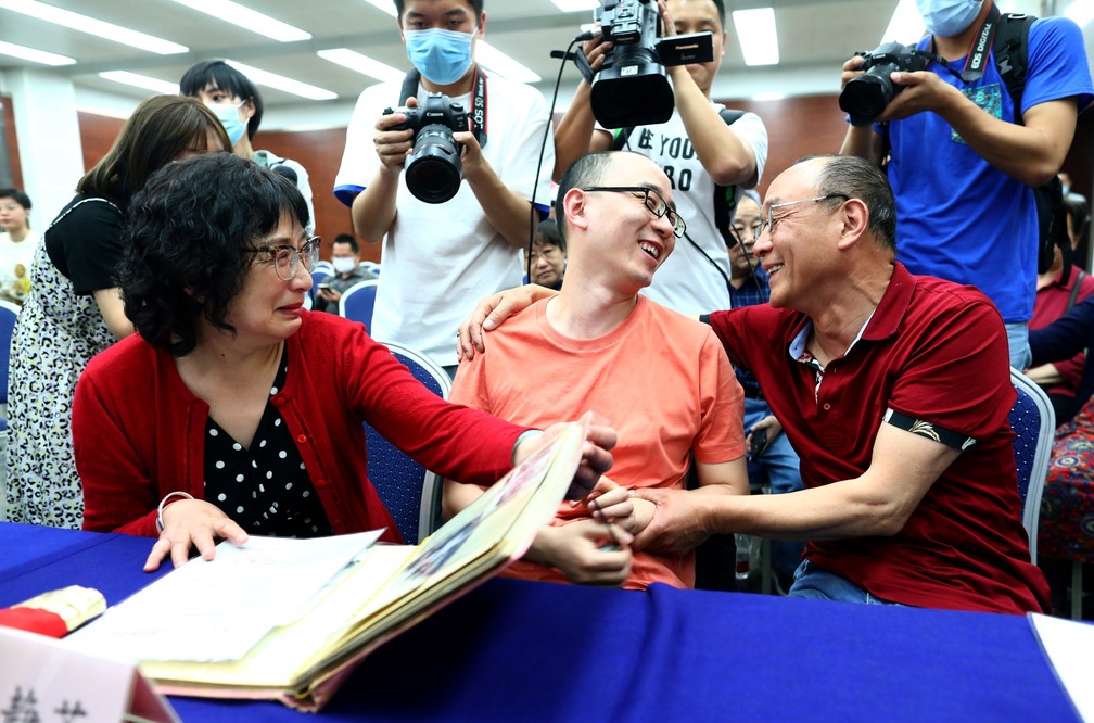 Encontro de Mao Yin com os pais biológicos após 32 anos ocorreu nesta segunda (18) — Foto: STR/AFP