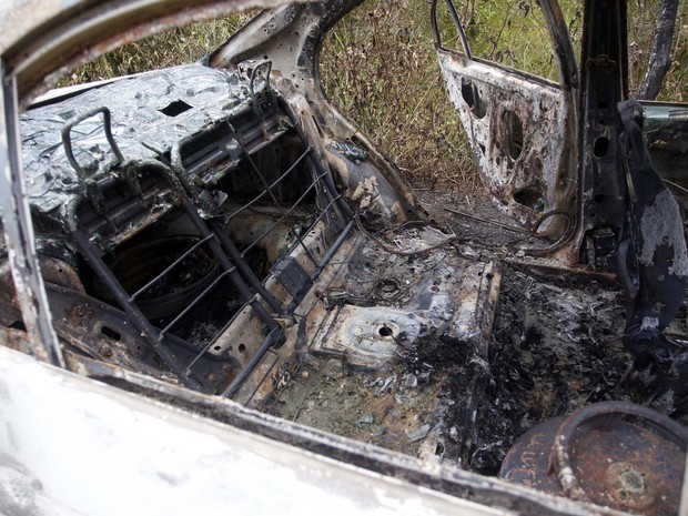 Interior do carro incendiado onde foi encontrado o corpo da cantora Loalwa Braz Vieira, em Saquarema (RJ). O veículo foi encontrado na Estrada da Barreira, no distrito de Bacaxá (Foto: Antonio Carlos/Futura Press/Estadão Conteúdo)
